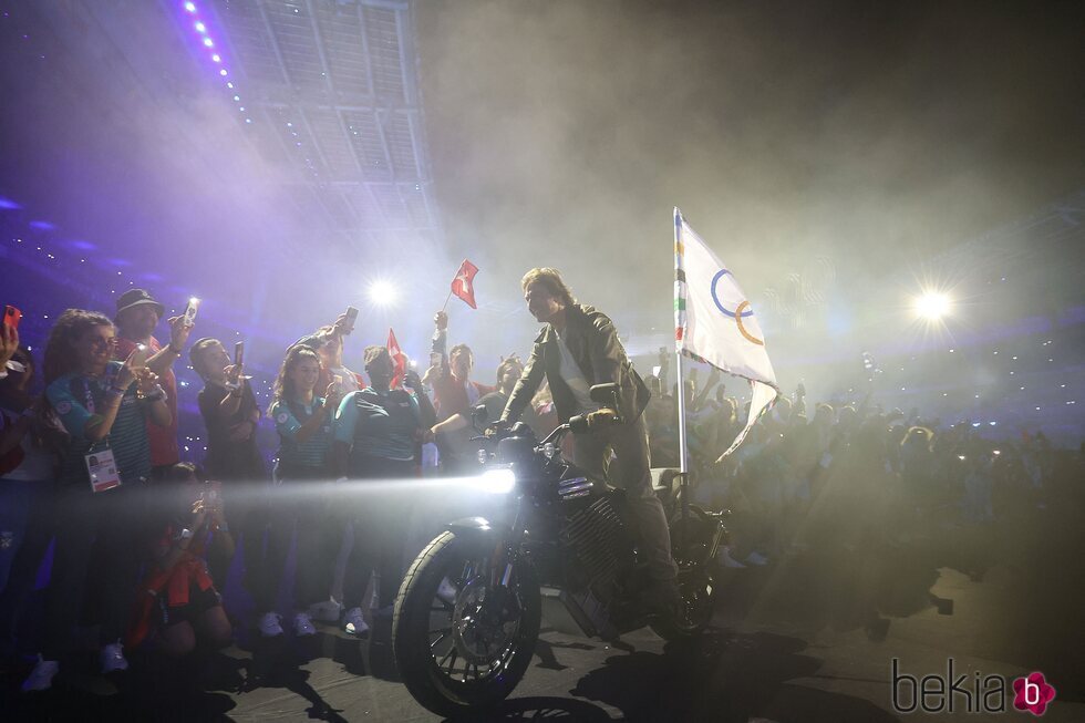 Tom Cruise subido a una moto en la ceremonia de clausura de los Juegos Olímpicos de París 2024