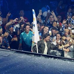 Tom Cruise saludando al público con la bandera olímpica en la ceremonia de clausura de los Juegos Olímpicos de París 2024