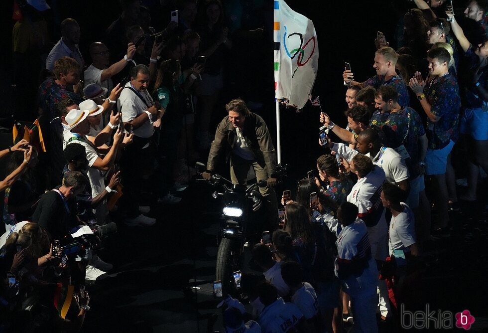 Tom Cruise montado en una moto en la ceremonia de clausura de los Juegos Olímpicos de París 2024