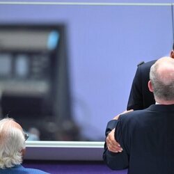 Emmanuel Macron y Alberto de Mónaco se saludan en la ceremonia de clausura de los Juegos Olímpicos de París 2024