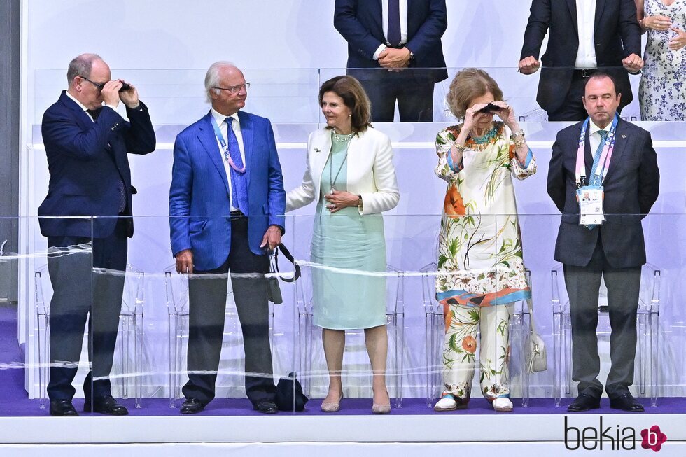 Carlos Gustavo y Silvia de Suecia y Alberto de Mónaco y la Reina Sofía con prismáticos en la ceremonia de clausura de los Juegos Olímpicos de París 2024