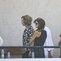 La Reina Sofía y Bruno Gómez-Acebo en la capilla ardiente de Juan Gómez-Acebo