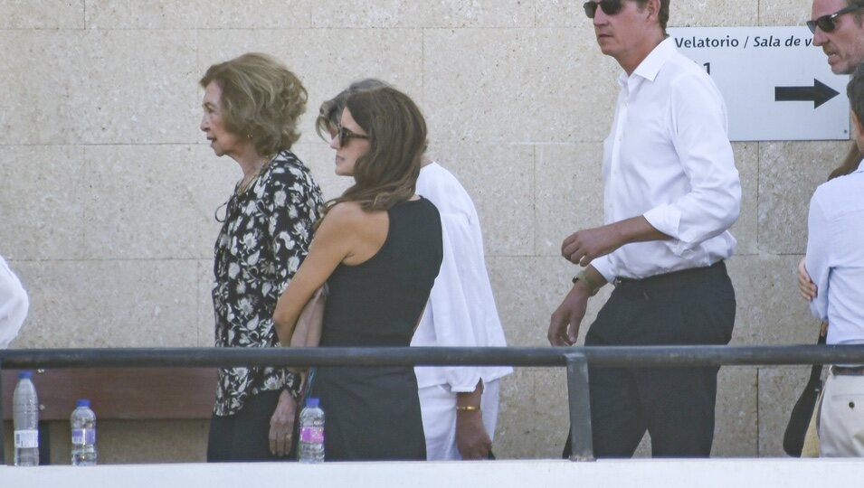 La Reina Sofía y Bruno Gómez-Acebo en la capilla ardiente de Juan Gómez-Acebo