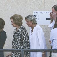 La Reina Sofía y Simoneta Gómez-Acebo en la capilla ardiente de Juan Gómez-Acebo