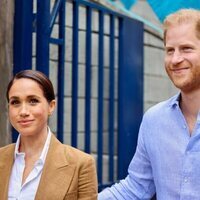 El Prícipe Harry y Meghan Markle visitando el colegio La Giralda en Bogotá