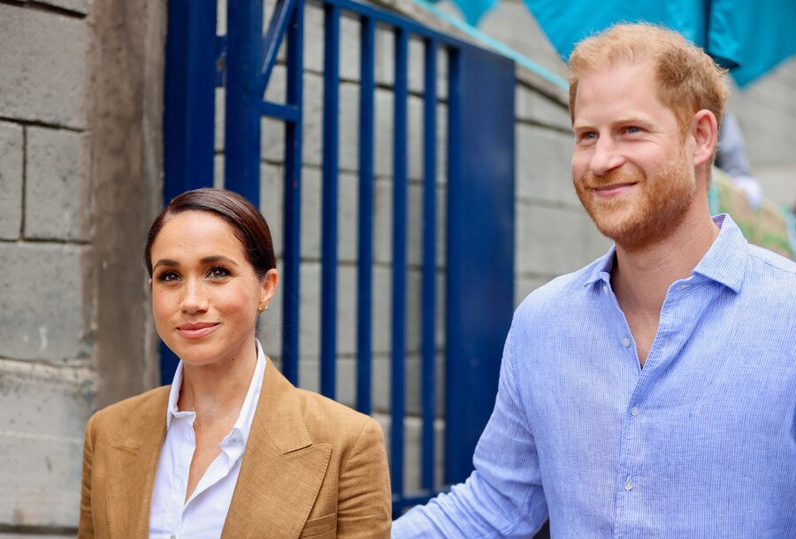 El Prícipe Harry y Meghan Markle visitando el colegio La Giralda en Bogotá