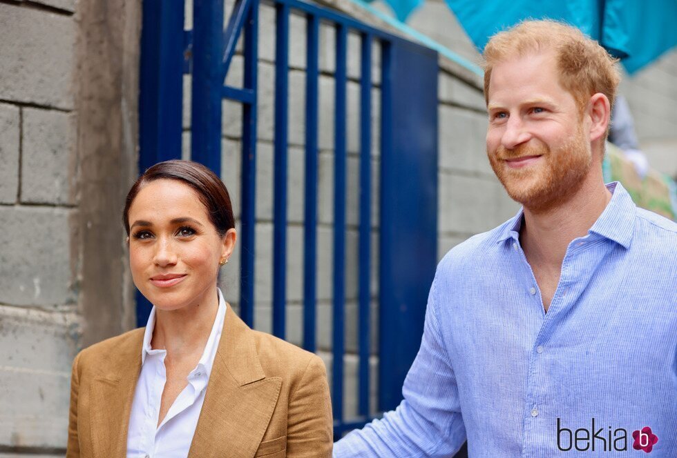 El Prícipe Harry y Meghan Markle visitando el colegio La Giralda en Bogotá