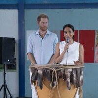 Meghan Markle dando un discurso en su visita a San Basilio de Palenque en Colombia