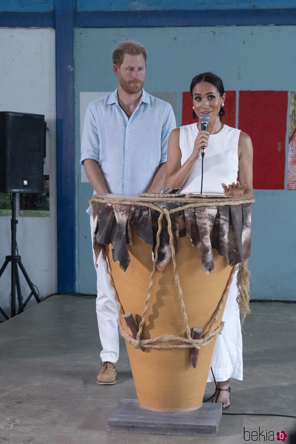 Meghan Markle dando un discurso en su visita a San Basilio de Palenque en Colombia