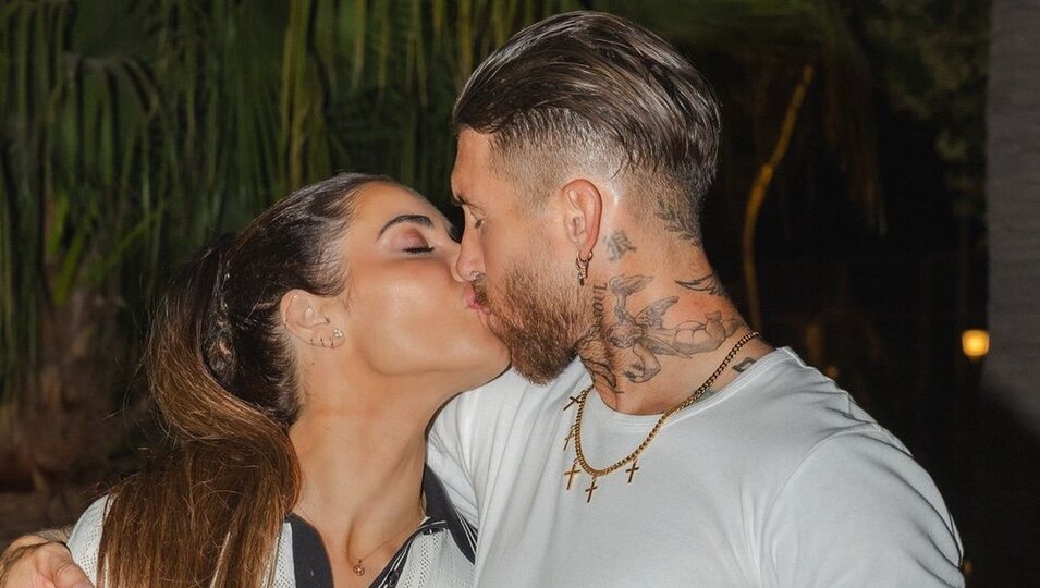 Pilar Rubio y Sergio Ramos besándose