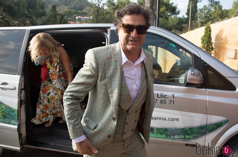 Pepe Rodríguez llegando a la boda de Jordi Cruz y Rebecca Lima