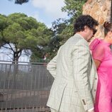 Pepe Rodríguez y Samantha Vallejo-Nágera llegando a la boda de Jordi Cruz y Rebecca Lima