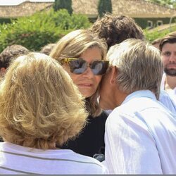 Cari Lapique, muy afectada en el funeral de su hija Caritina Goyanes