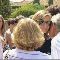 Cari Lapique, muy afectada en el funeral de su hija Caritina Goyanes