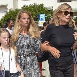 Cari Lapique con su nieta Cari y su hija Carla Goyanes en el funeral de su hija Caritina Goyanes