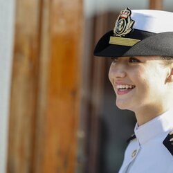 La Princesa Leonor, sonriente a su llegada a la Escuela Naval de Marín, en Pontevedra