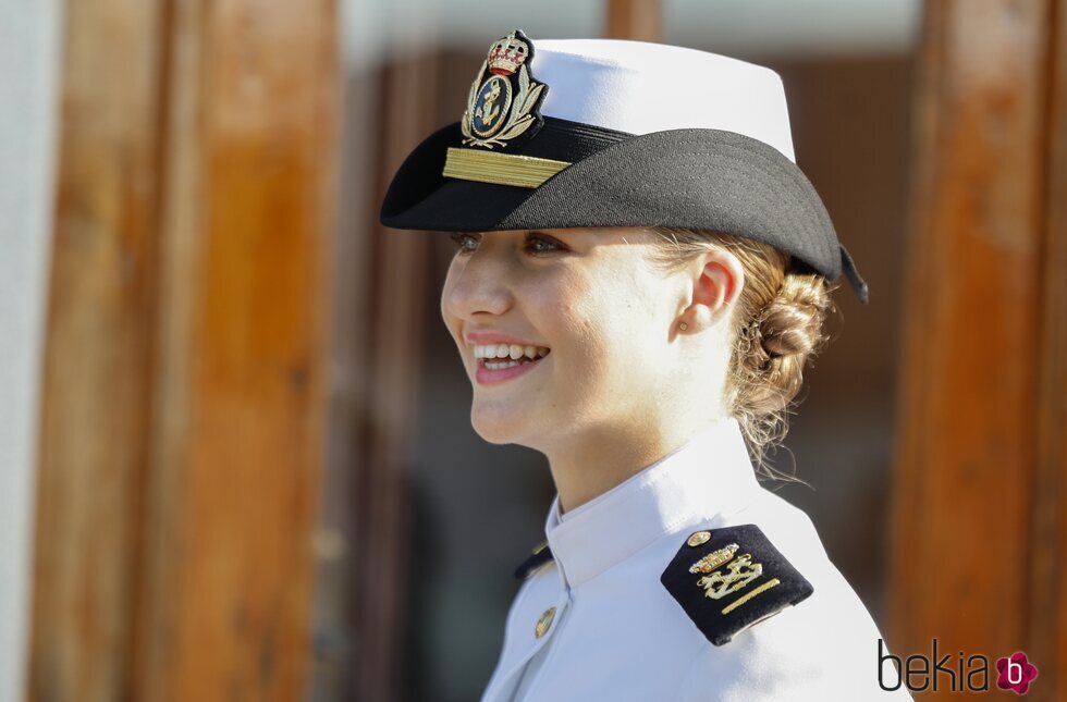 La Princesa Leonor, sonriente a su llegada a la Escuela Naval de Marín, en Pontevedra