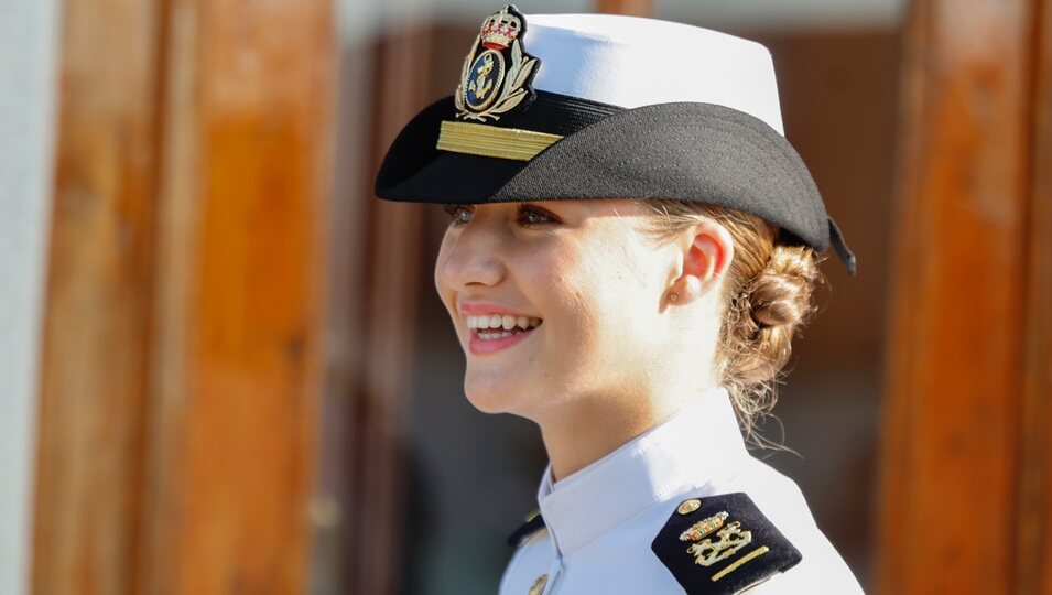 La Princesa Leonor, sonriente a su llegada a la Escuela Naval de Marín, en Pontevedra