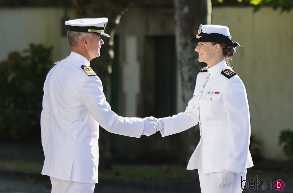 La Princesa Leonor saludando a su llegada a la Escuela Naval de Marín, en Pontevedra