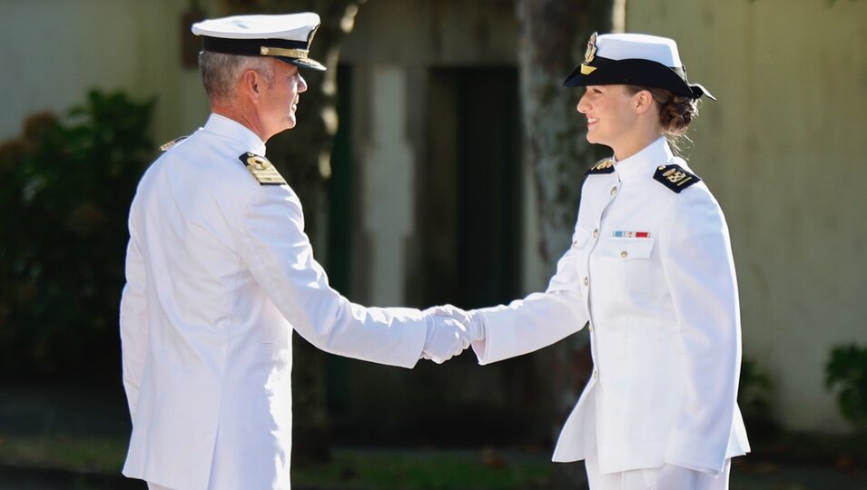 La Princesa Leonor saludando a su llegada a la Escuela Naval de Marín, en Pontevedra