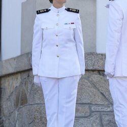 La Princesa Leonor charla con uno de los militares a su llegada a la Escuela Naval de Marín, Pontevedra