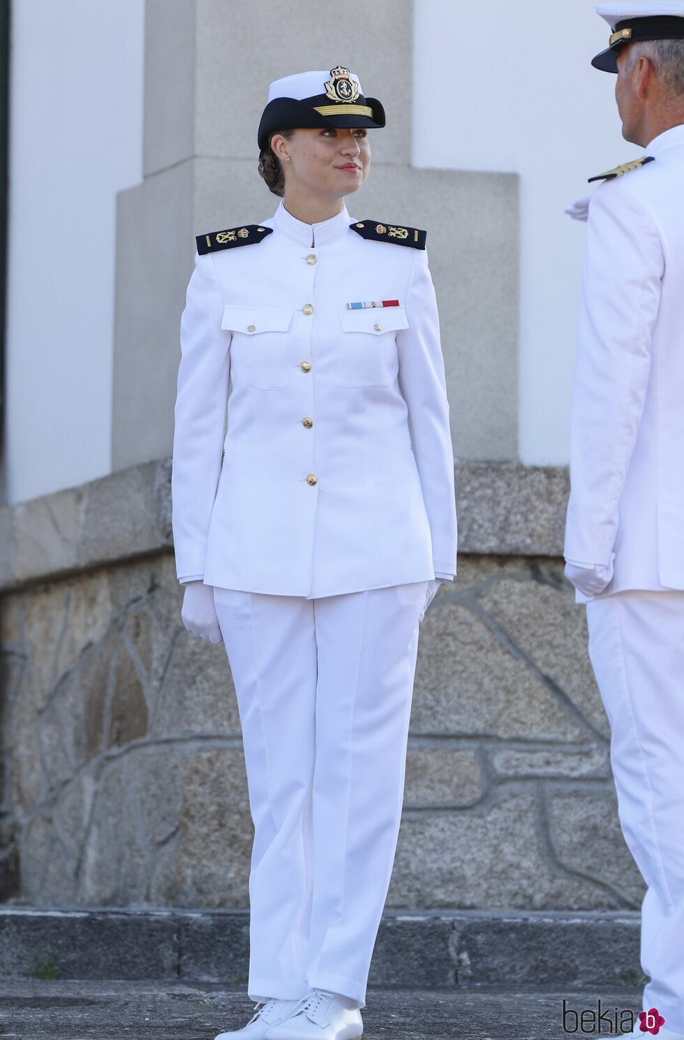 La Princesa Leonor charla con uno de los militares a su llegada a la Escuela Naval de Marín, Pontevedra