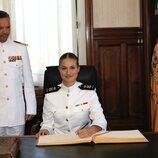 La Princesa Leonor firmando en el libro de honor de la Escuela Naval de Marín, en Pontevedra