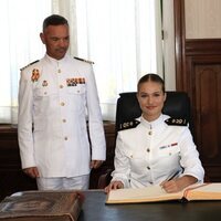 La Princesa Leonor firmando en el libro de honor de la Escuela Naval de Marín, en Pontevedra