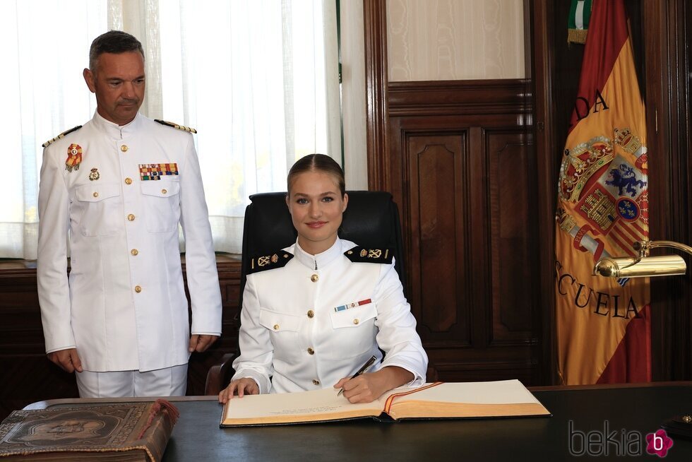 La Princesa Leonor firmando en el libro de honor de la Escuela Naval de Marín, en Pontevedra