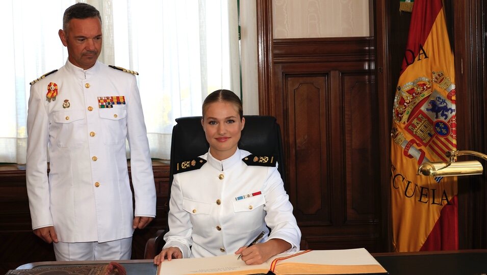 La Princesa Leonor firmando en el libro de honor de la Escuela Naval de Marín, en Pontevedra