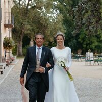 Victoria López-Quesada y su padre en su boda con Enrique Moreno de la Cova