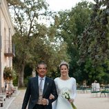 Victoria López-Quesada y su padre en su boda con Enrique Moreno de la Cova