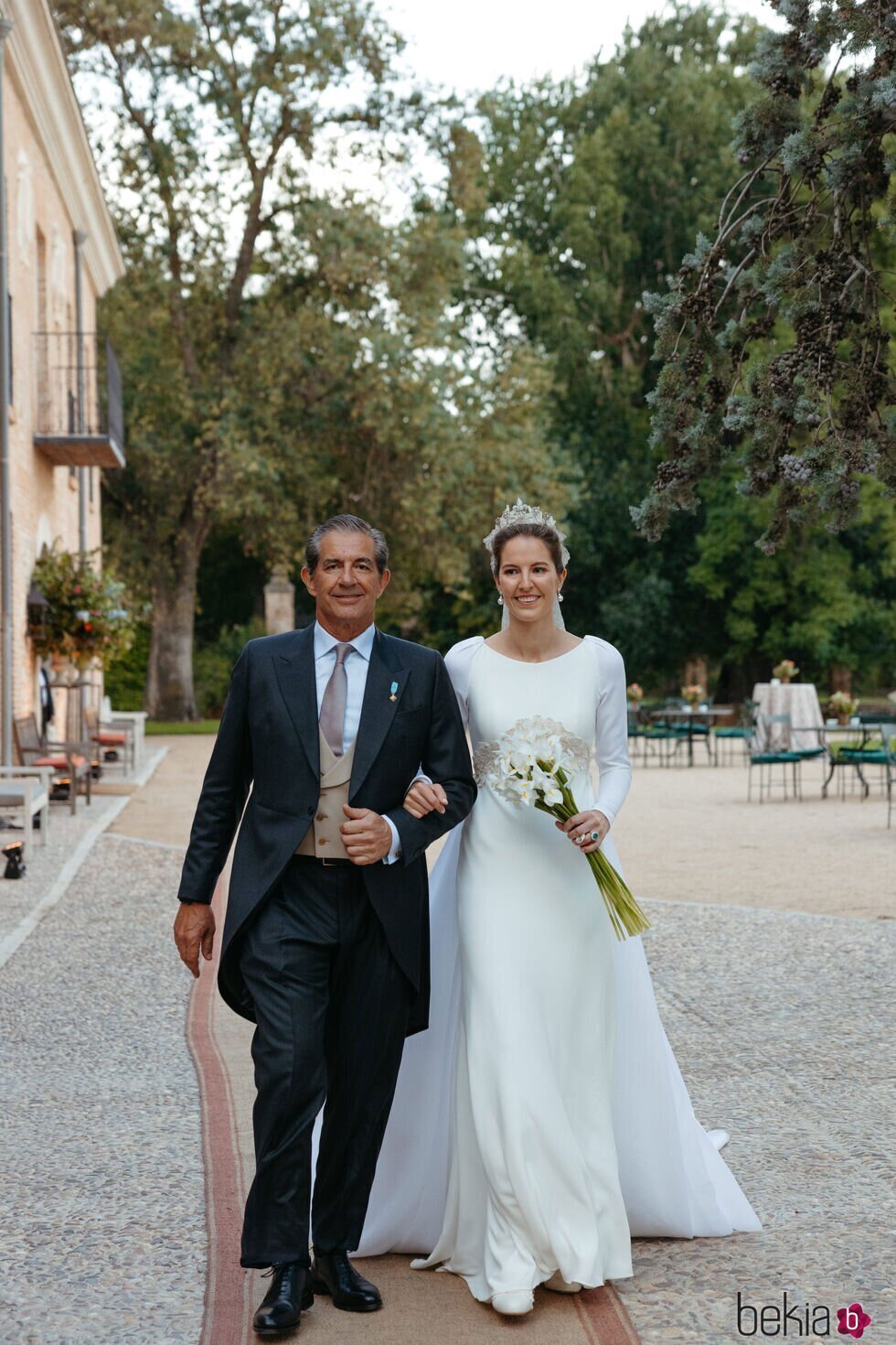 Victoria López-Quesada y su padre en su boda con Enrique Moreno de la Cova