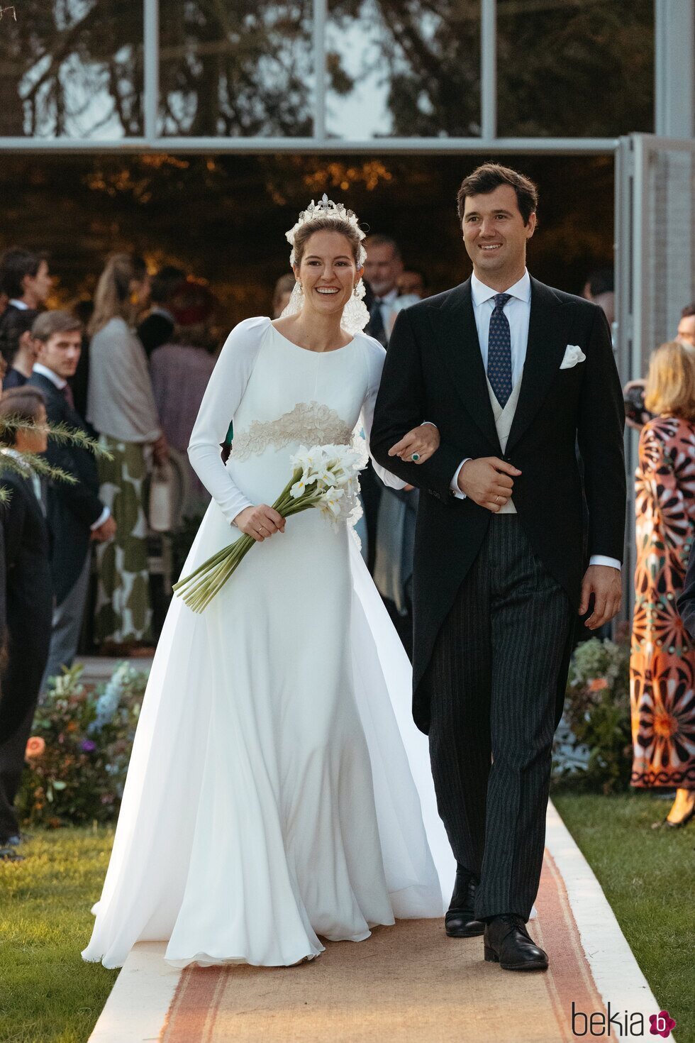 Victoria López-Quesada con la tiara de botones de diamantes y Enrique Moreno de la Cova