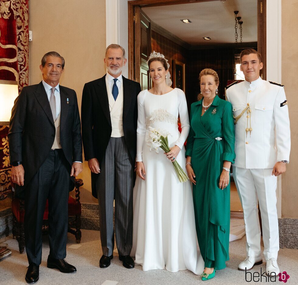 Victoria López-Quesada en su boda junto al Rey Felipe VI, sus padres y su hermano Pedro López-Quesada