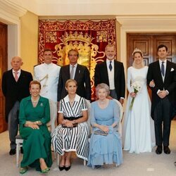 Victoria López-Quesada y Enrique Moreno de la Cova en su boda con la Reina Sofía, el Rey Felipe VI y las Infantas Elena y Cristina