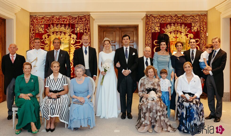 Victoria López-Quesada y Enrique Moreno de la Cova en su boda con la Reina Sofía, el Rey Felipe VI y las Infantas Elena y Cristina