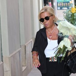 Carmen Borrego con unas flores en la misa por el aniversario de la muerte de María Teresa Campos