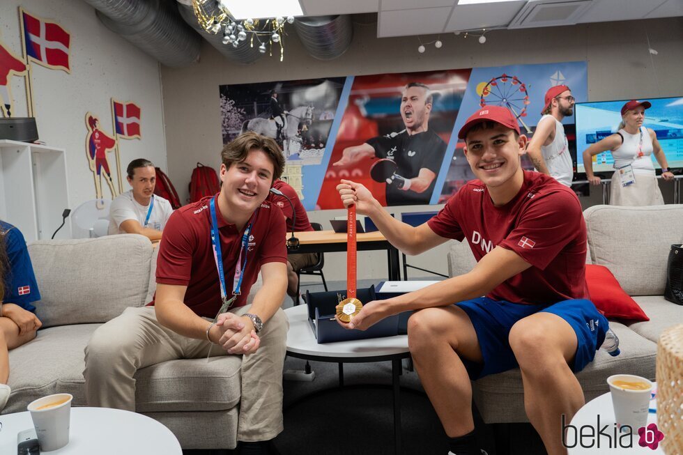 Christian de Dinamarca y el nadador Alexander Hillhouse con su medalla en los Juegos Paralímpicos de París 2024