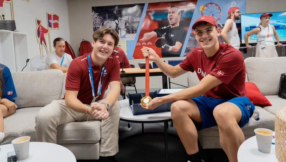 Christian de Dinamarca y el nadador Alexander Hillhouse con su medalla en los Juegos Paralímpicos de París 2024