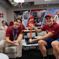 Christian de Dinamarca y el nadador Alexander Hillhouse con su medalla en los Juegos Paralímpicos de París 2024