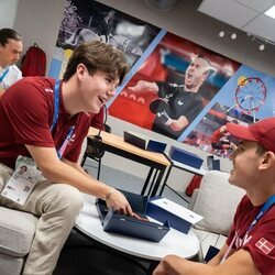 Christian de Dinamarca y el nadador Alexander Hillhouse en los Juegos Paralímpicos de París 2024