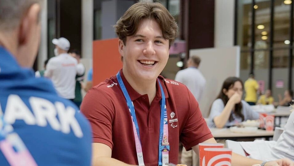 Christian de Dinamarca comiendo en la Villa Olímpica de los Juegos Paralímpicos de París 2024