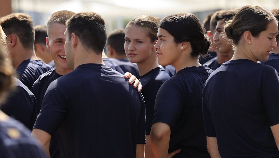 La Princesa Leonor con sus compañeros en una prueba deportiva en la Escuela Naval de Marín