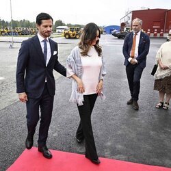 Carlos Felipe de Suecia tiene un gesto cariñoso con Sofia de Suecia en su visita oficial a Värmland