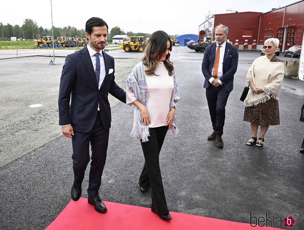 Carlos Felipe de Suecia tiene un gesto cariñoso con Sofia de Suecia en su visita oficial a Värmland