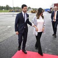 Carlos Felipe de Suecia tiene un gesto cariñoso con Sofia de Suecia en su visita oficial a Värmland