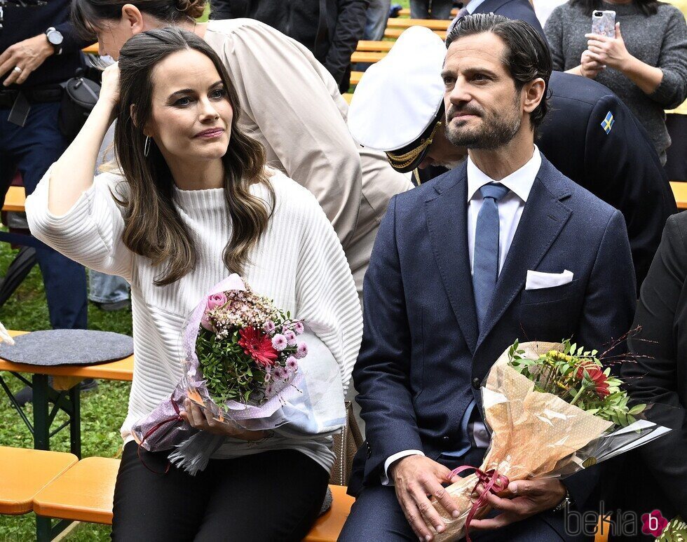 Carlos Felipe y Sofia de Suecia con un ramo de flores en su visita oficial a Värmland