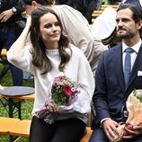 Carlos Felipe y Sofia de Suecia con un ramo de flores en su visita oficial a Värmland