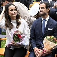 Carlos Felipe y Sofia de Suecia con un ramo de flores en su visita oficial a Värmland